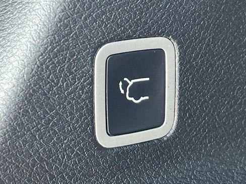 Used 2023 Chrysler Pacifica Touring FWD image 32