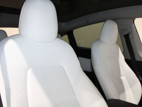 Used 2021 Tesla Model Y Long Range image 30