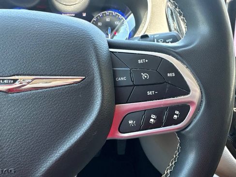 Used 2023 Chrysler Pacifica Touring-L AWD/4WD image 17
