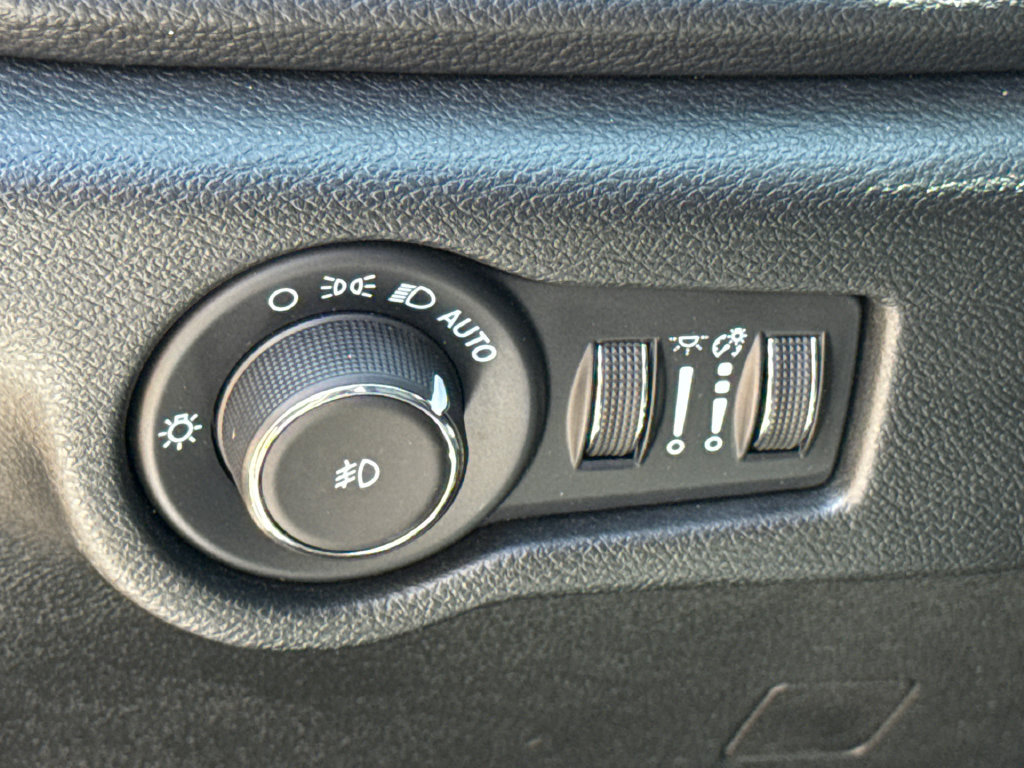 Used 2024 Chrysler Pacifica Limited FWD image 25