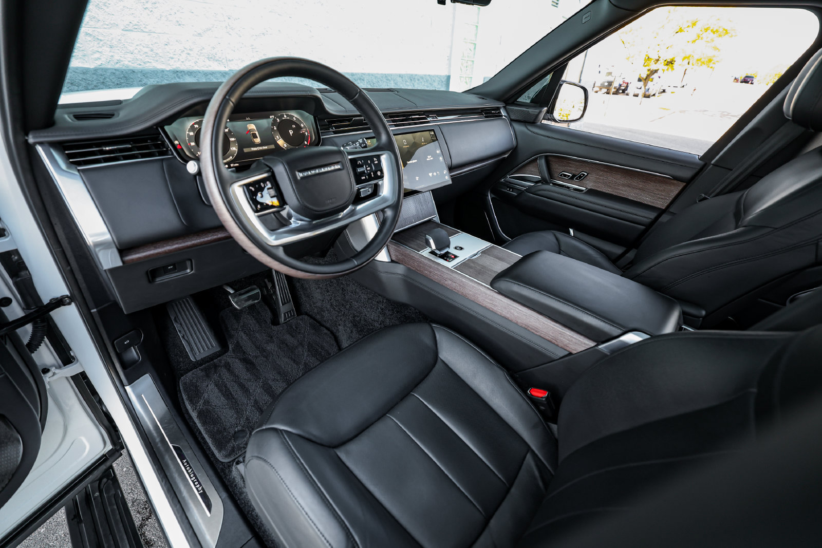Used 2025 Land Rover Range Rover Long Wheelbase Autobiography AWD/4WD image 2