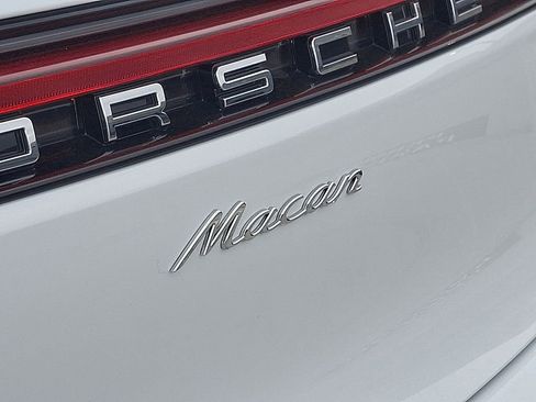 Used 2025 Porsche Macan image 27