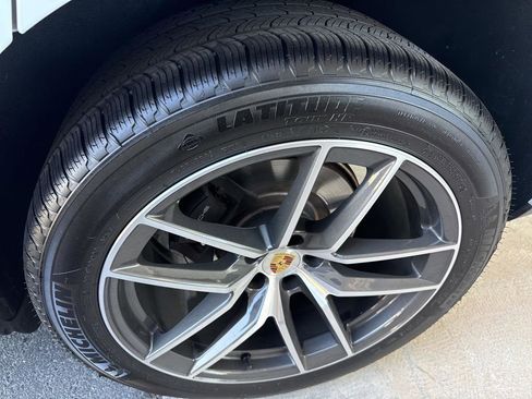 Used 2022 Porsche Macan AWD/4WD image 34
