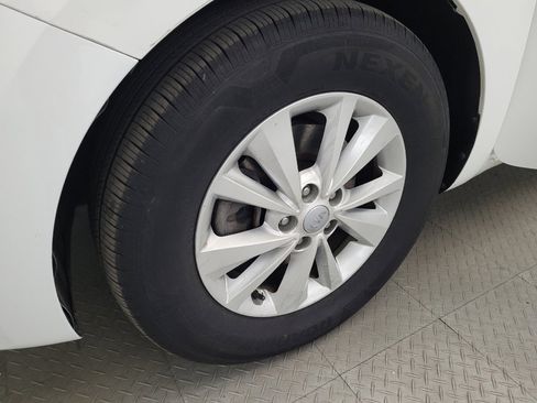 Used 2017 Kia Sedona LX w/ LX Essentials Premium Package FWD image 31