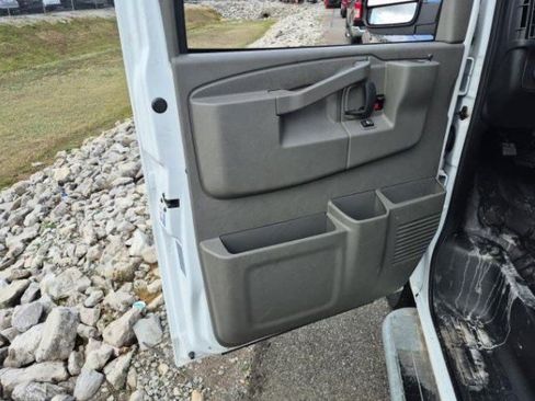 Used 2024 Chevrolet Express 2500 w/ Driver Convenience Package image 7