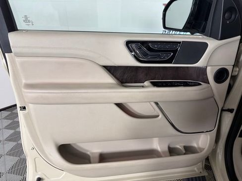 Used 2018 Lincoln Navigator Select w/ Technology Package RWD image 21