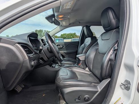 Used 2019 Jeep Cherokee Latitude Plus w/ Comfort/Convenience Group AWD/4WD image 13