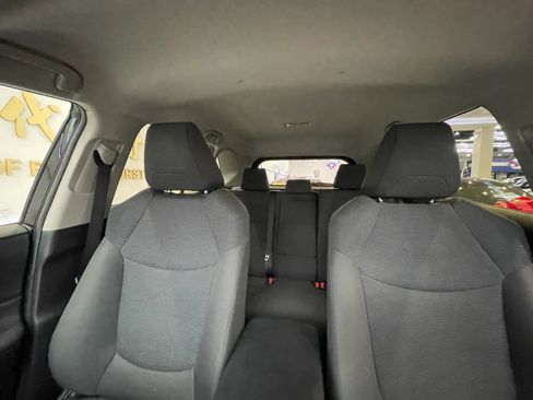 Used 2021 Toyota RAV4 LE AWD/4WD image 18
