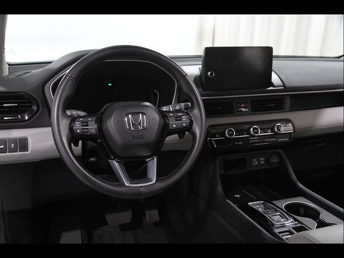 Used 2025 Honda Pilot Touring image 6