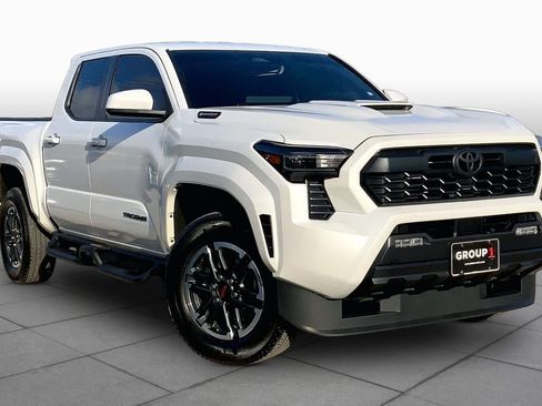 Used 2025 Toyota Tacoma TRD Sport AWD/4WD image 3