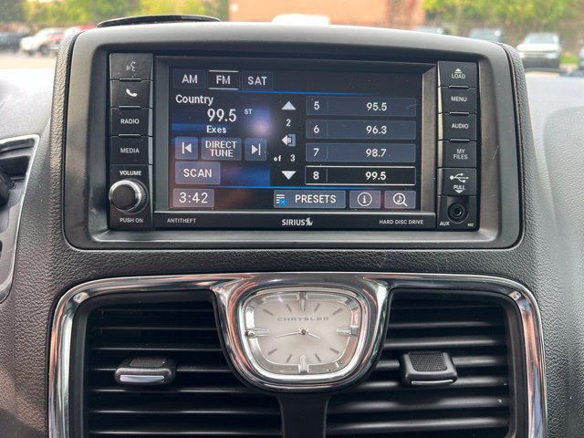 Used 2016 Chrysler Town & Country Touring-L w/ Driver Convenience Group FWD image 28