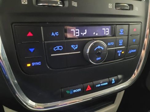 Used 2015 Chrysler Town & Country Touring-L image 30