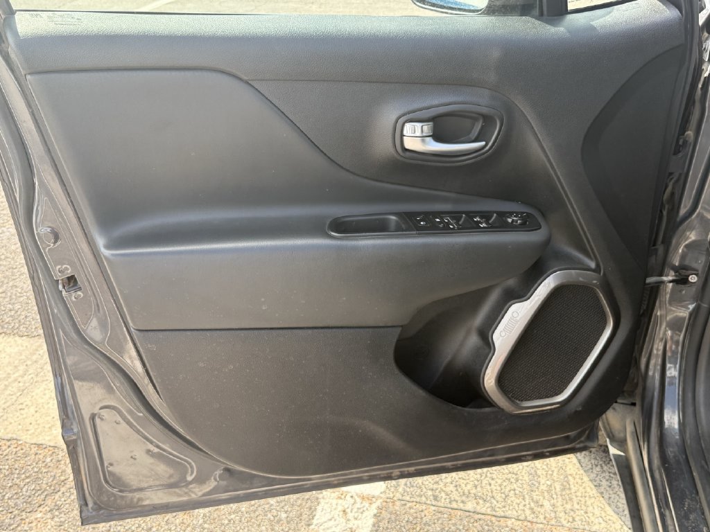 Certified 2022 Jeep Renegade Latitude AWD/4WD image 12