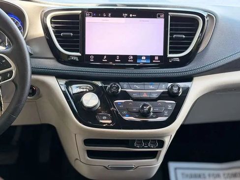 Used 2021 Chrysler Pacifica Touring FWD image 26