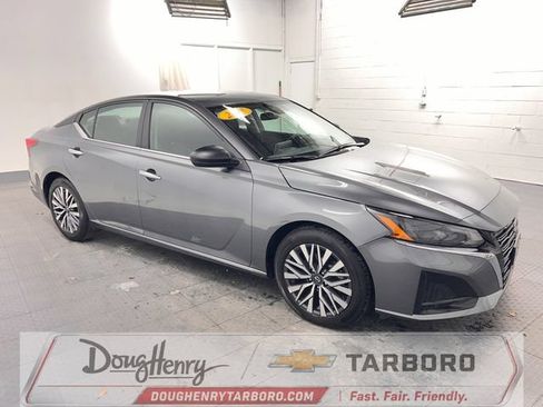Used 2025 Nissan Altima 2.5 SV FWD image 3