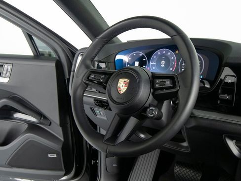Certified 2025 Porsche Cayenne Coupe image 32