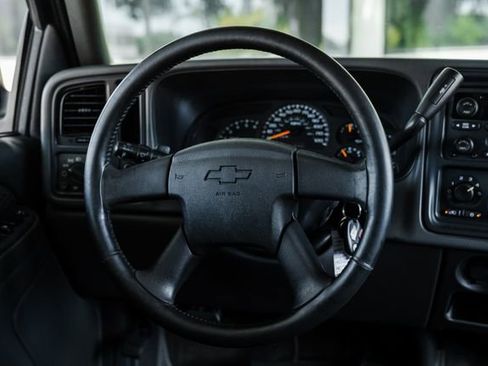 Used 2004 Chevrolet Avalanche 2WD image 3