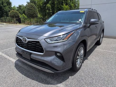 Used 2022 Toyota Highlander Platinum AWD/4WD image 2