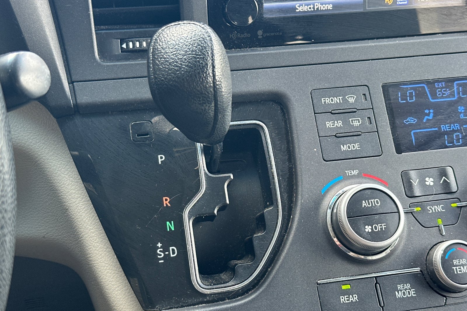 Used 2015 Toyota Sienna LE FWD image 34