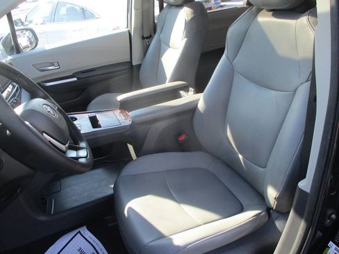 Used 2021 Toyota Sienna XLE image 6