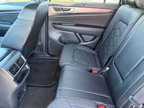 Used 2024 Volkswagen Atlas Cross Sport SE image 30