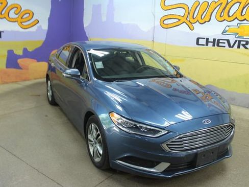 Used 2018 Ford Fusion SE w/ Fusion SE Technology Package FWD image 2