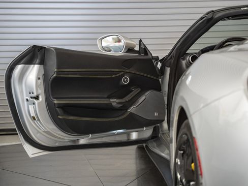 Used 2019 Ferrari Portofino image 25