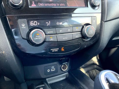 Used 2020 Nissan Rogue SV w/ Premium Package image 34