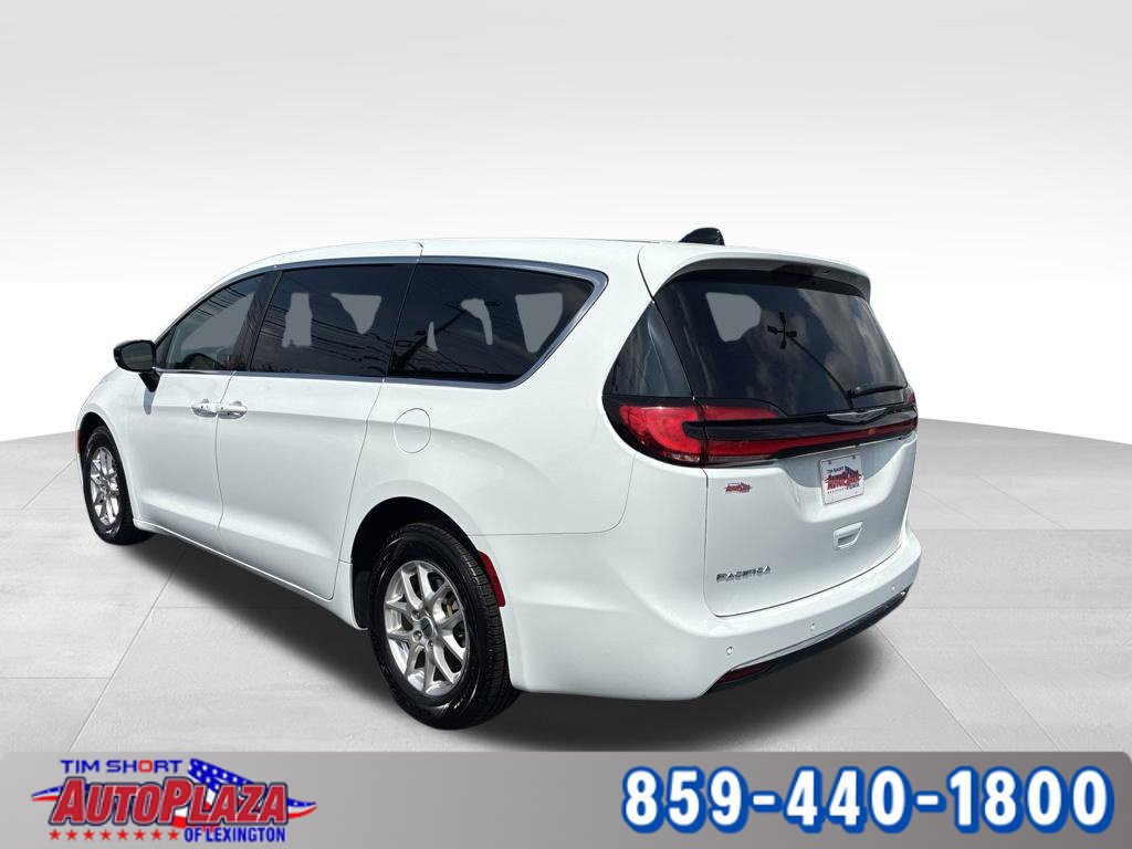 Used 2025 Chrysler Pacifica Select FWD image 3