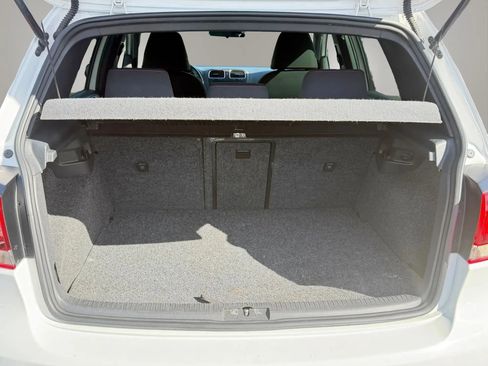 Used 2011 Volkswagen Golf 4-Door image 7