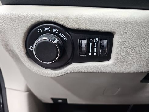 Used 2023 Chrysler Voyager LX FWD image 26