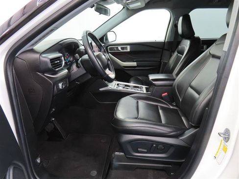 Used 2022 Ford Explorer XLT w/ Equipment Group 202A AWD/4WD image 18