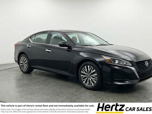 Used 2025 Nissan Altima 2.5 SV image 1