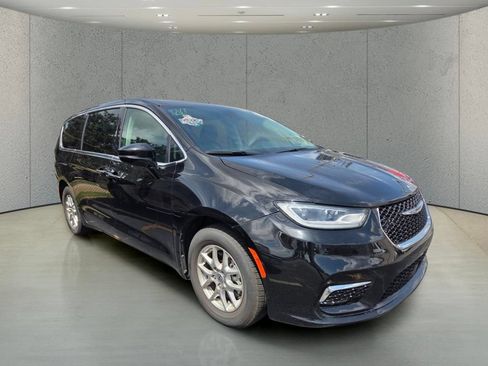Used 2024 Chrysler Pacifica Touring-L FWD image 3