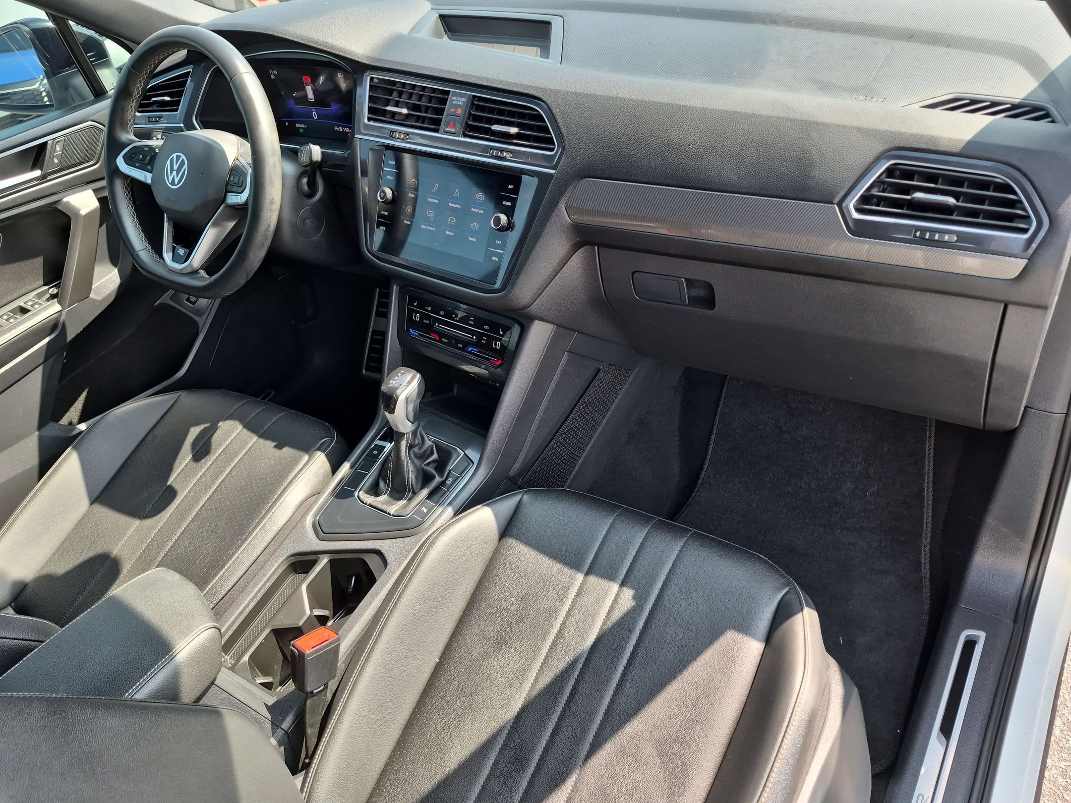 Used 2023 Volkswagen Tiguan SE R-Line FWD image 38
