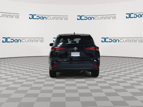 Used 2024 Toyota Highlander LE FWD image 7