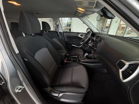 Used 2025 Kia Soul LX w/ LX Technology Package FWD image 34