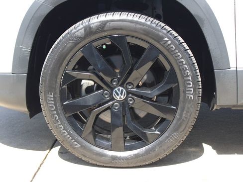 Certified 2023 Volkswagen Taos SE w/ Panoramic Sunroof Package AWD/4WD image 7