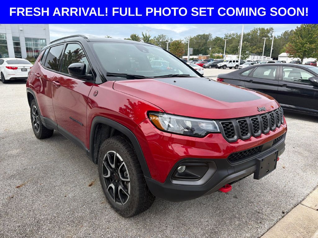 Used 2025 Jeep Compass Trailhawk AWD/4WD image 2