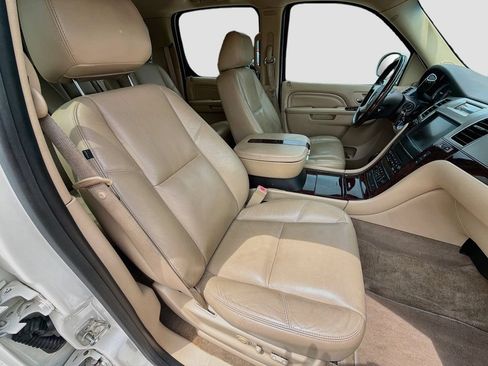 Used 2011 Cadillac Escalade ESV Premium RWD image 35