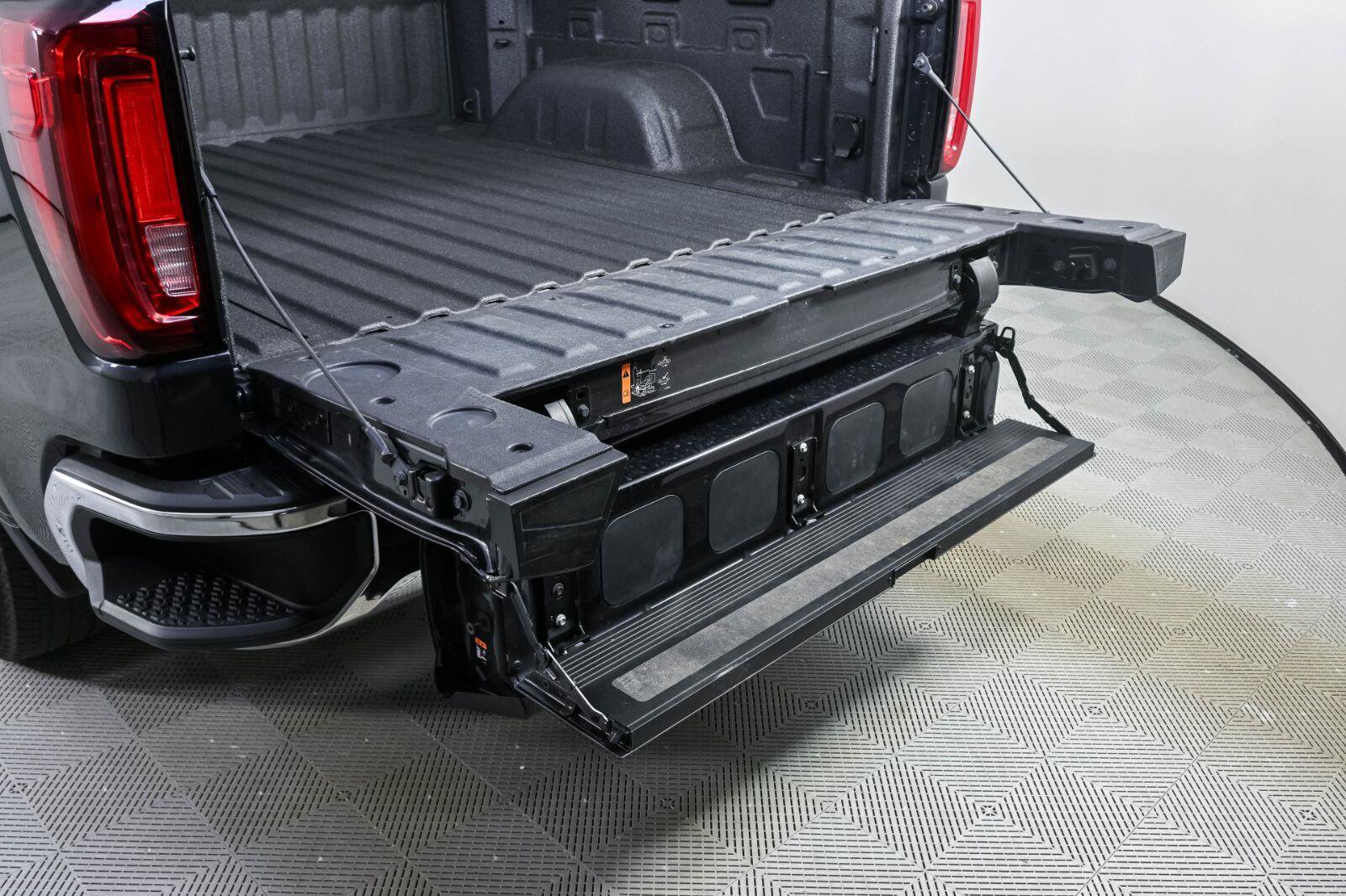 Used 2025 GMC Sierra 1500 SLT RWD image 28