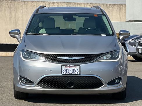 Used 2017 Chrysler Pacifica Limited w/ UConnect Theater Package FWD image 10