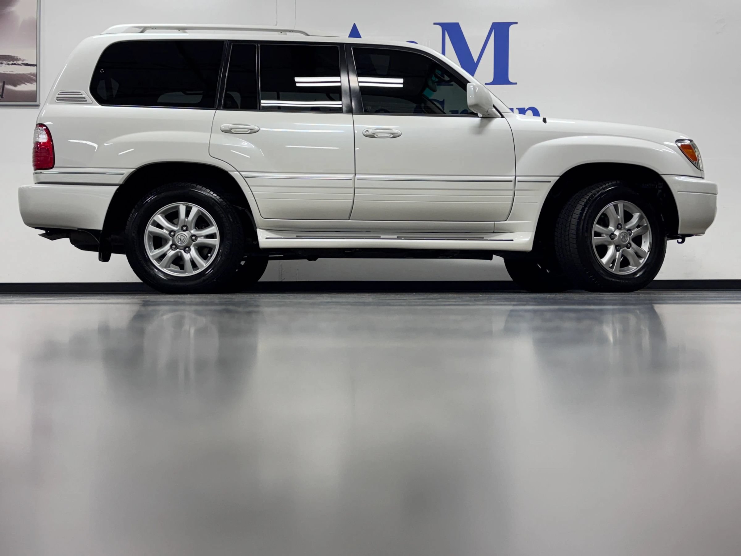 Used 2004 Lexus LX 470 4WD image 3