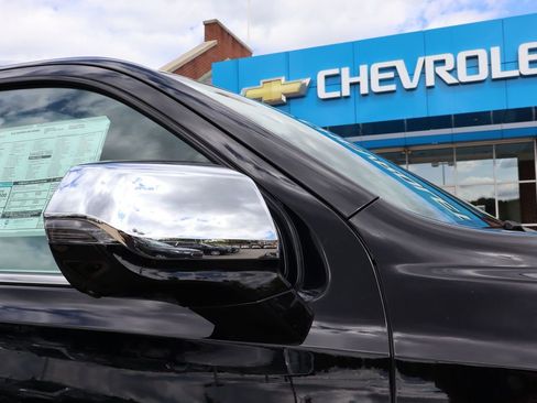 New 2025 Chevrolet Suburban Premier image 2