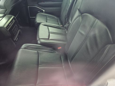 Used 2024 Jeep Wagoneer L Series II w/ Flexible Seating Group AWD/4WD image 14