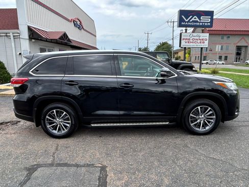 Used 2019 Toyota Highlander XLE AWD/4WD image 4