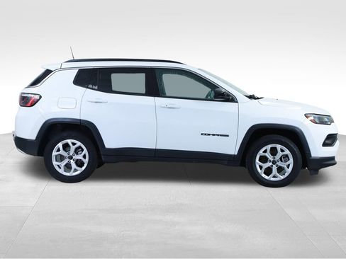Used 2025 Jeep Compass Latitude AWD/4WD image 13