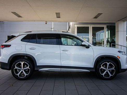 Certified 2025 Volkswagen Tiguan SE image 3