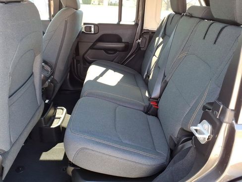 Used 2025 Jeep Wrangler Unlimited Sahara image 16