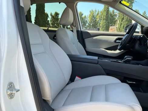 Used 2025 Nissan Rogue SL w/ Tech Package FWD image 20